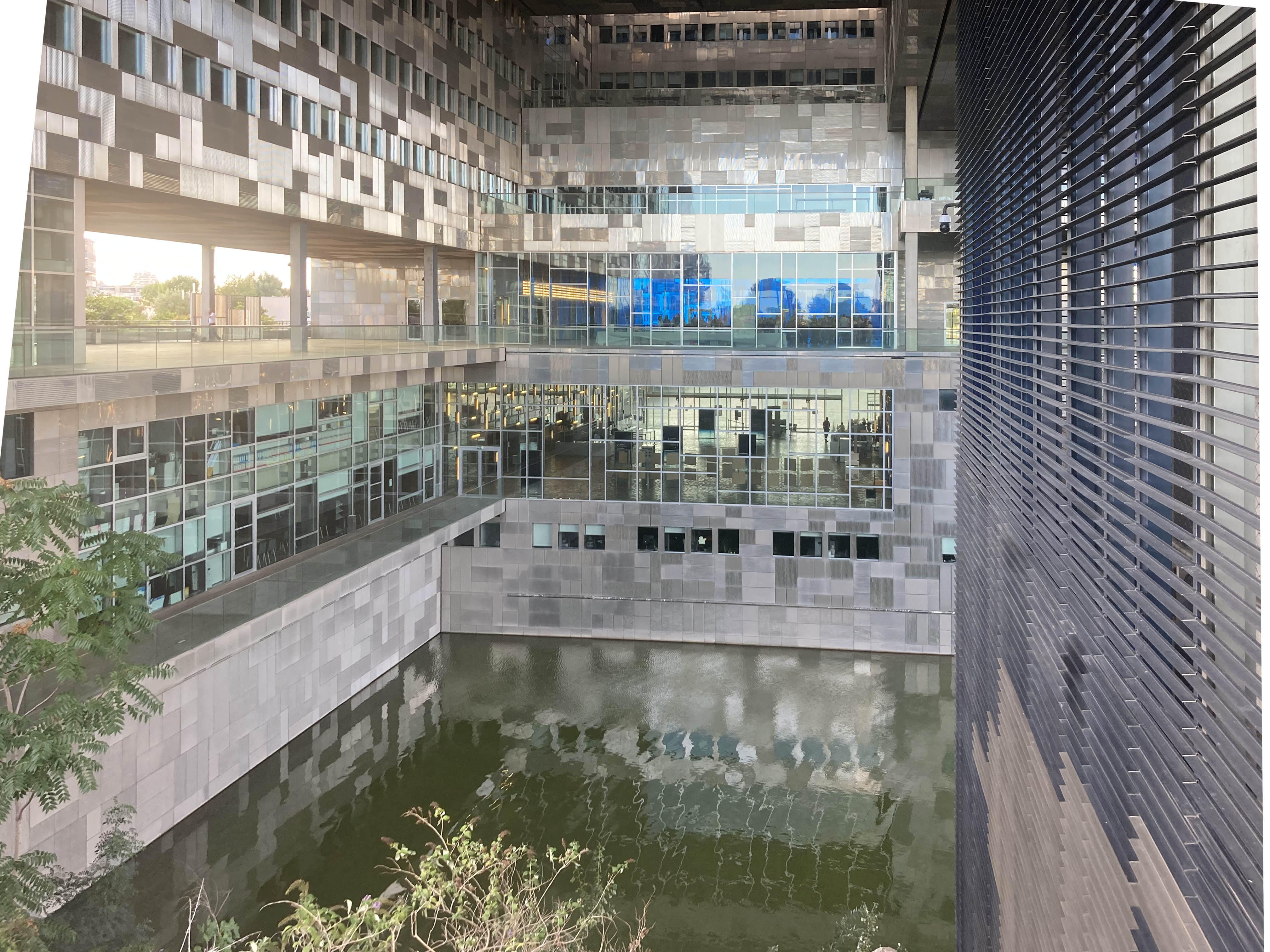 struttura in vetro e cemento con al centro una vasca piscina di acqua